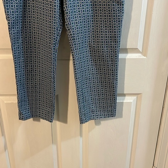 Elegant Geometric Blue Capris - Picture 3 of 8